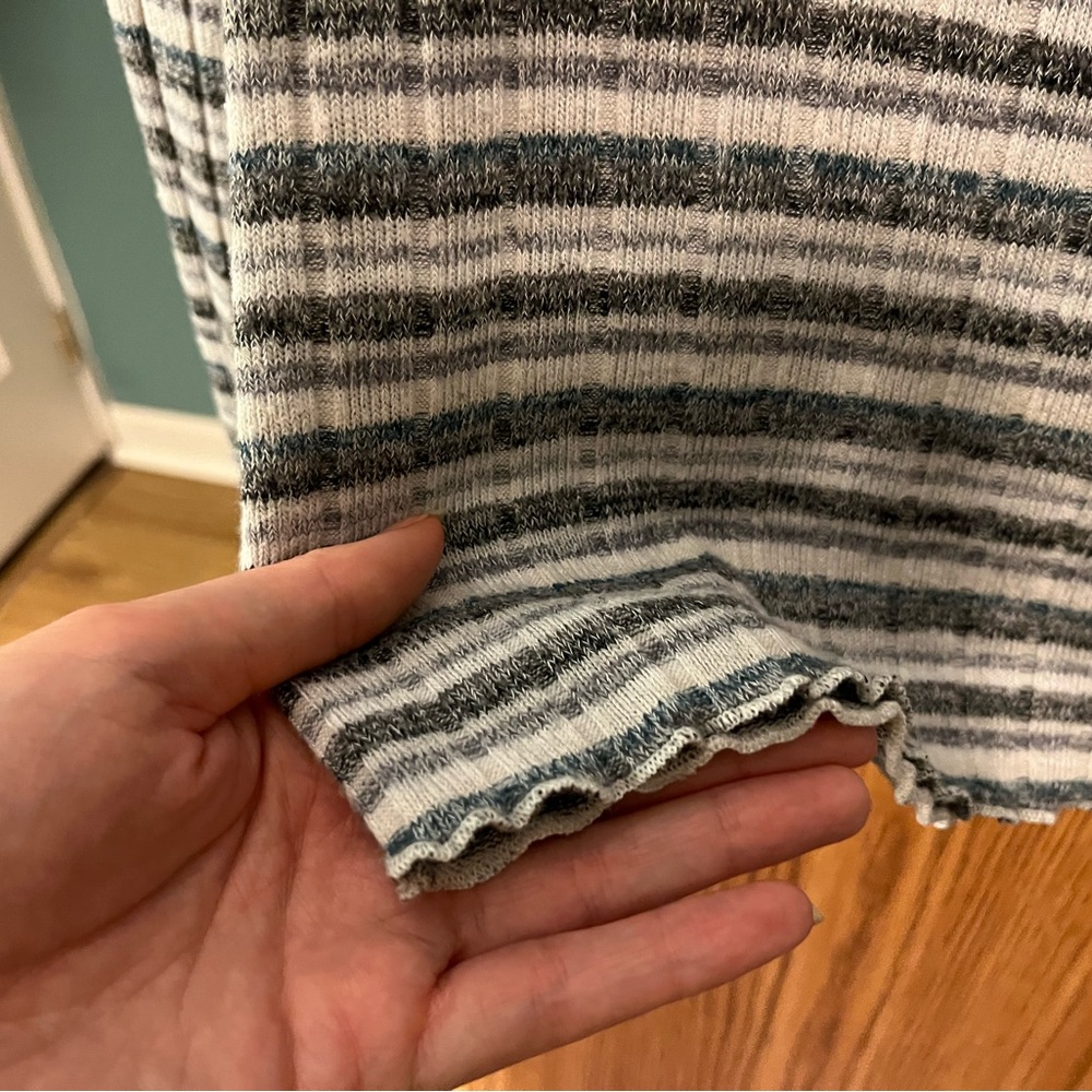 Striped Ribbed Crop Top - Picture 3 of 8